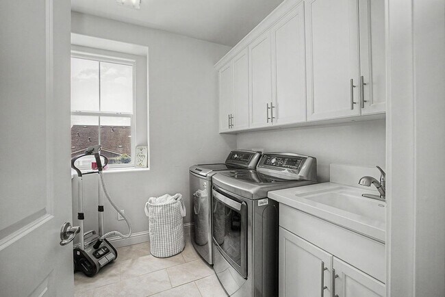 Building Photo - 589 Bluffs Dr