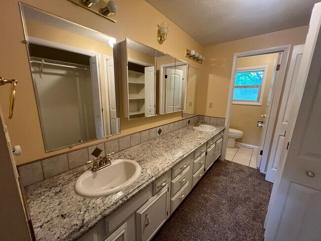 Building Photo - Spacious Family Home in Highland High School Area – Pocatello, ID!