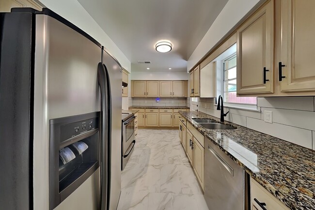 Building Photo - 11029 Watterson Dr