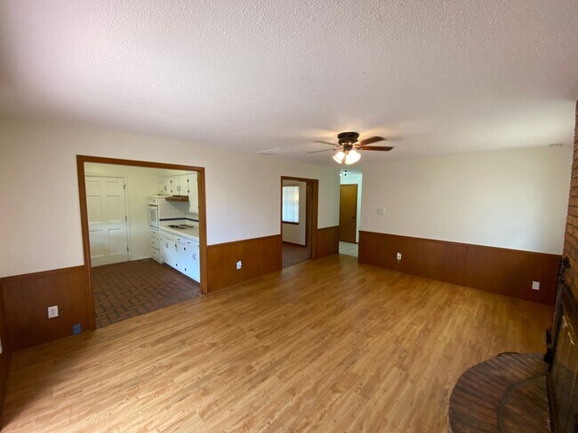 Building Photo - Lovely Brick Home in NW OKC near Lake Hefner