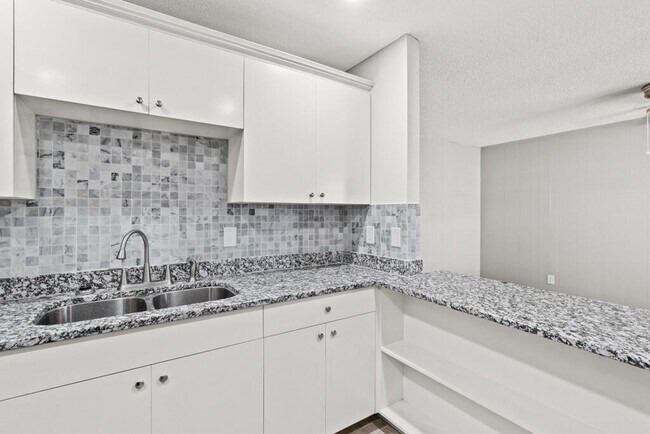 Building Photo - 6400 Edgemere Blvd