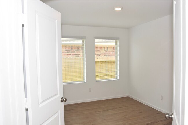 Building Photo - 5135 Sunvalley Bend Dr