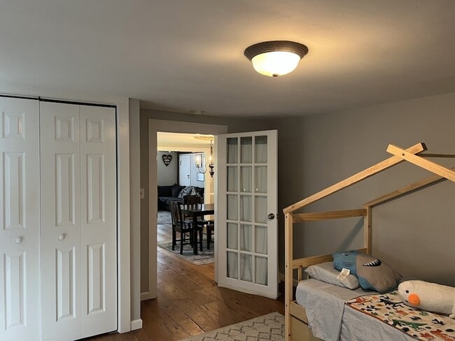 Building Photo - 566 W Main St