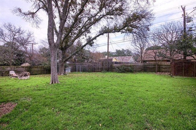 Building Photo - 11813 Highland Oaks Trail