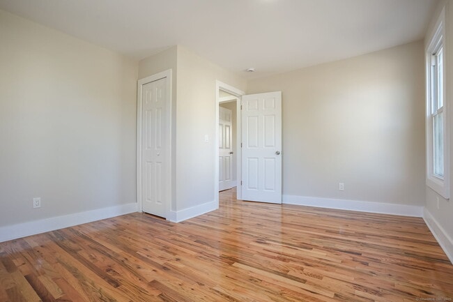 Building Photo - 10 Perry Hill Rd