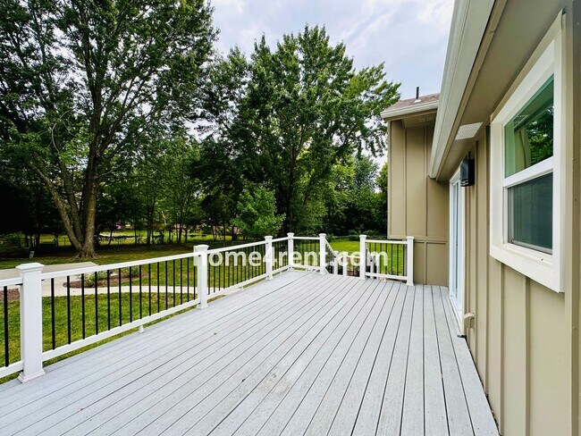Building Photo - Wonderful Three Bedroom Olathe Home in a Q...