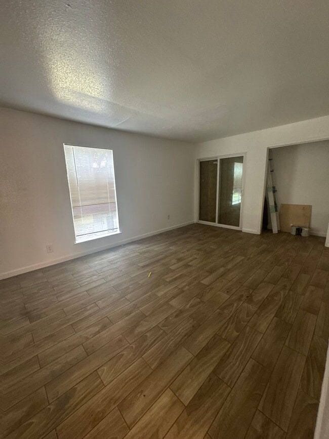 Building Photo - 3 bed, 2 bath 1st floor condo
