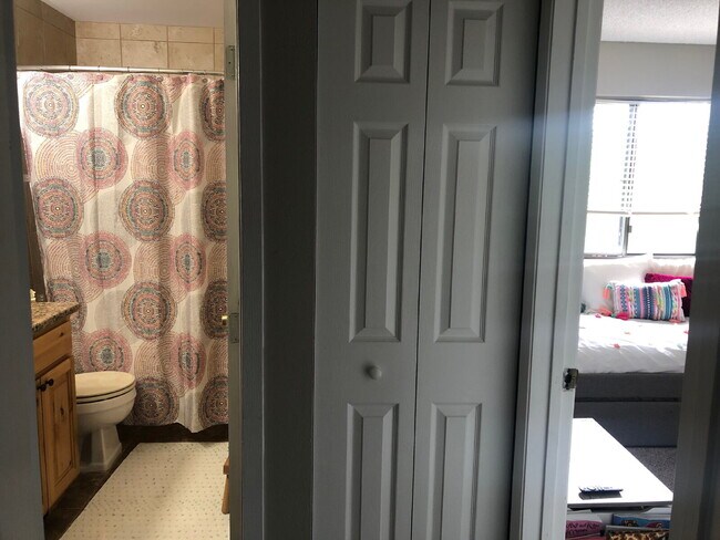 Building Photo - 2 Bed- 1 Bath on Darby West Side
