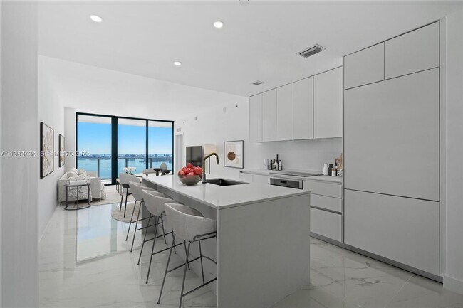 Building Photo - 700 NE 24th St