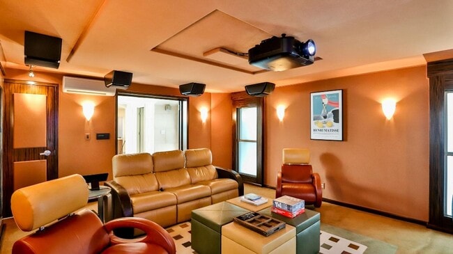 Building Photo - Downtown HB Furnished Flexible Term Rental
