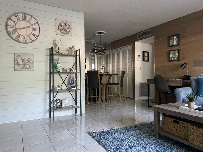 Building Photo - 5800 Hollywood Blvd