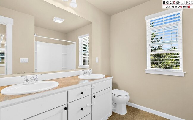 Building Photo - Natural Light-Filled Renton Home with Spac...