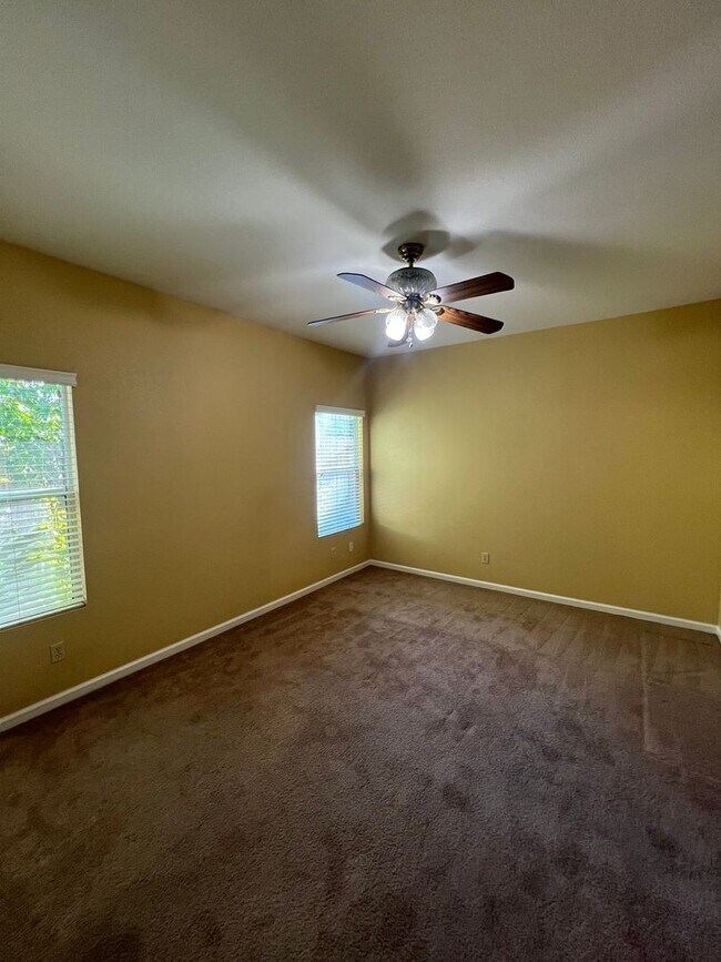 Building Photo - 3 Bedroom Charmer in West Roseville!