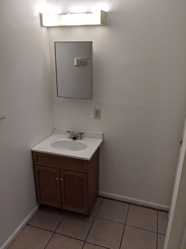 Building Photo - 1709 E Willow Ct