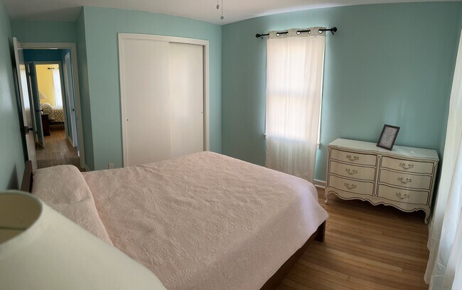 Queen size with ceiling fan - 5119-1 Avenue Q