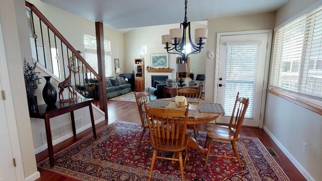 Building Photo - Beautiful sunny home