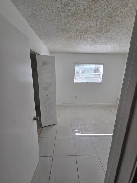 room 2 - 2460 W 56th St