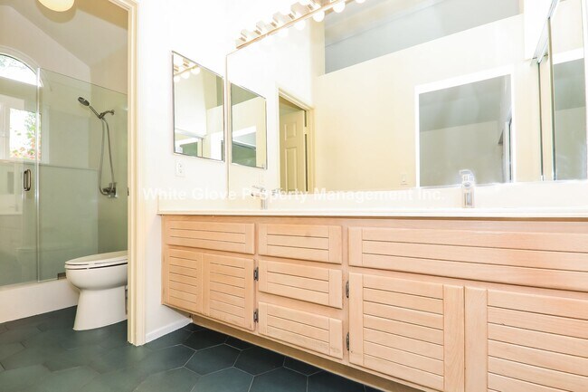 Building Photo - 3 Bedroom with Loft Irvine Home
