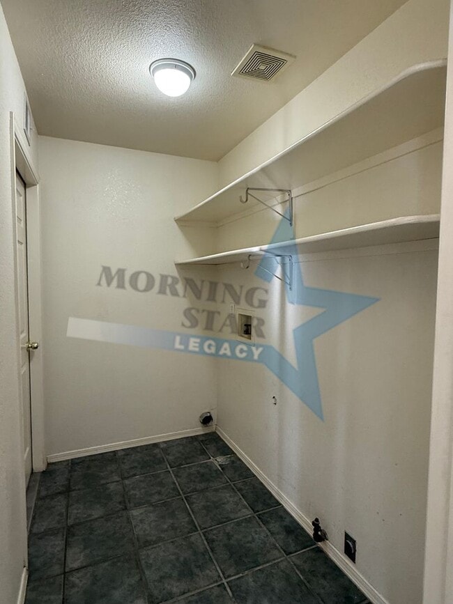 Building Photo - 4 bedroom, 4 bath house - Must see landscaping!