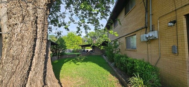 Building Photo - Available Now! Updated, Downstairs 2 Bedroom 1 Bath Apartment!