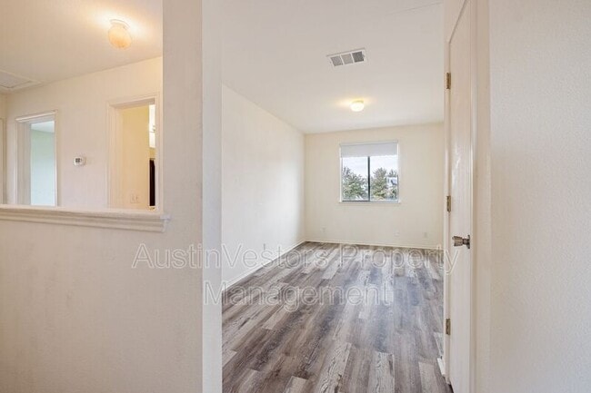 Building Photo - 104 Pond Way