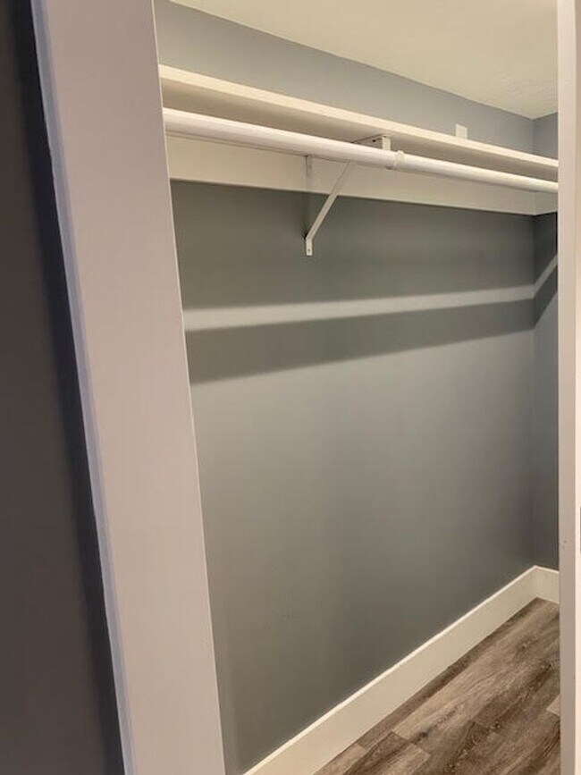 Building Photo - HUGE, remodeled 2 Level 2br/2Ba Loft, Park...