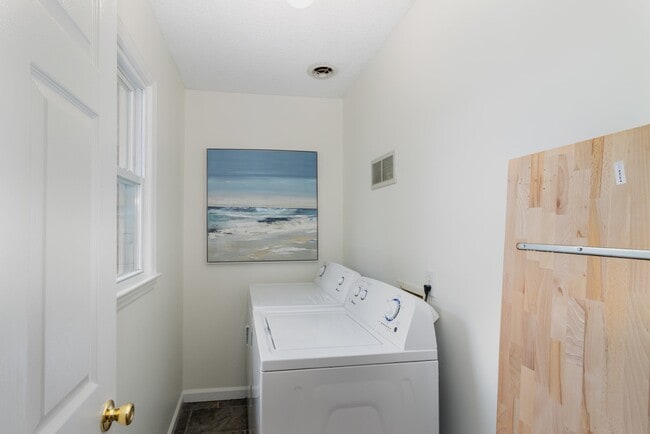 Building Photo - 205 Sunset Dr