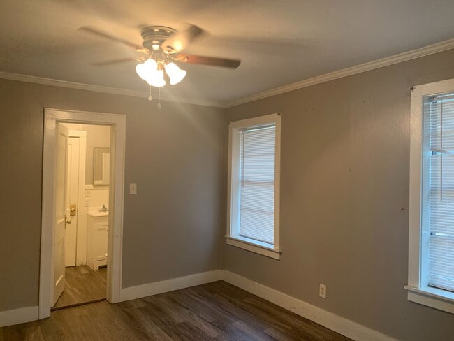 Building Photo - 2/2 with fenced yard and 2 living areas