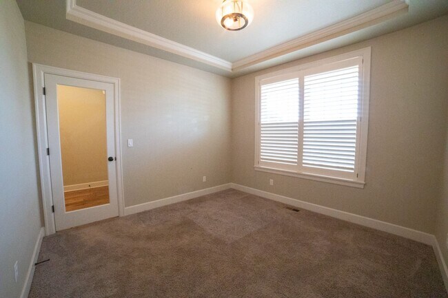 Building Photo - Beautiful Canby Custom Home!