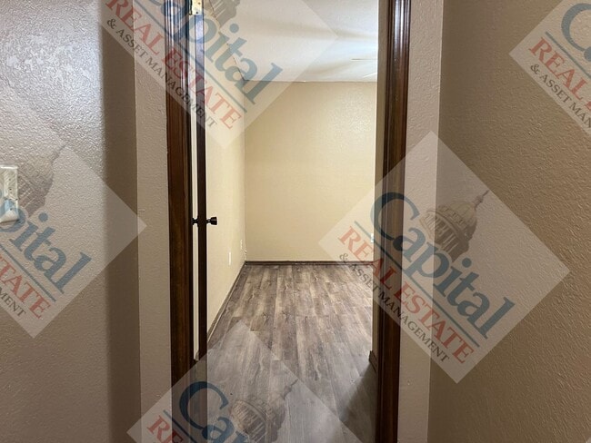 Building Photo - Spacious 4 Bedroom