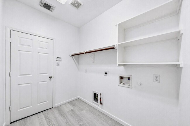 Building Photo - 18431 W Laura Shore Dr
