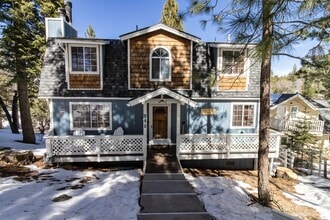 Building Photo - Spacious Three Bedroom located in Moonridge