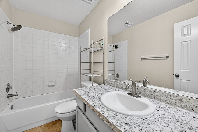 Building Photo - 15242 Kingsbridge Way