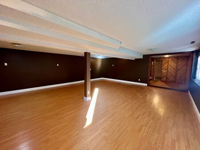 Building Photo - Beautiful 5 Bedroom Ranch Style Home in No...