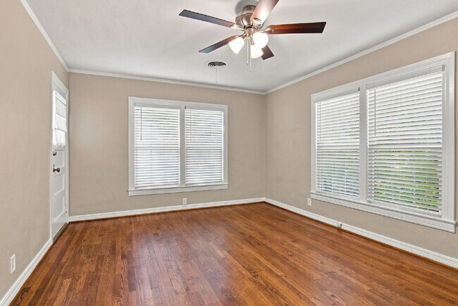 Building Photo - "Adorable 2-Bedroom, 1-Bath in Home with Beautiful Oak Floors, Spacious Yard and Lawn Service Inc...
