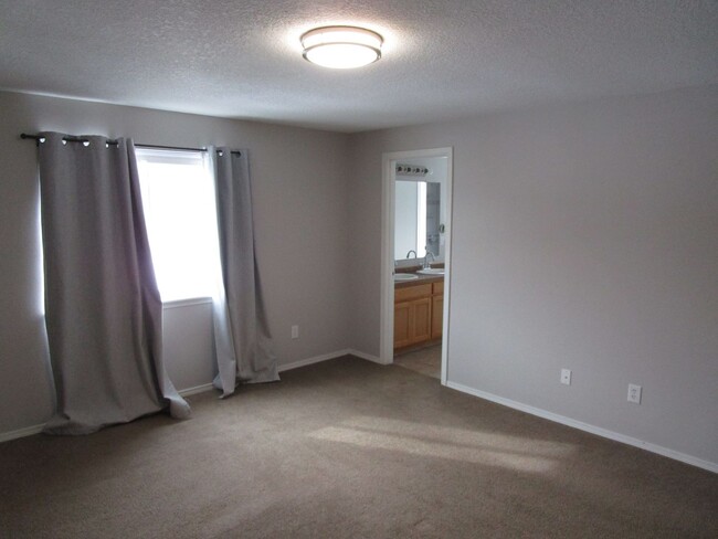 Building Photo - 3 Bedroom, 2 Bathroom Updated Home Near Cr...