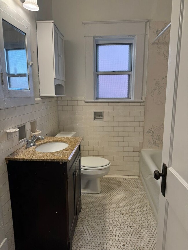 Building Photo - Wonderful 2 bed 2 bath in the heart of the...