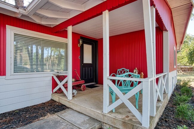 Building Photo - 201 White Dr