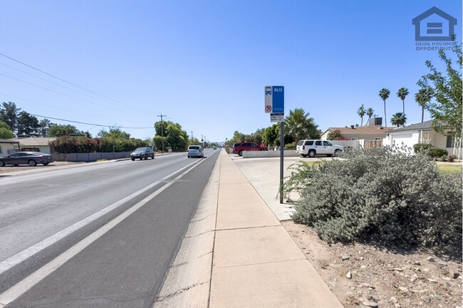 Building Photo - 3Bed/3Bath House at Thomas/7th Ave! Ready for Immediate Move-In! -- NO HOA! FULLY REMODELED!