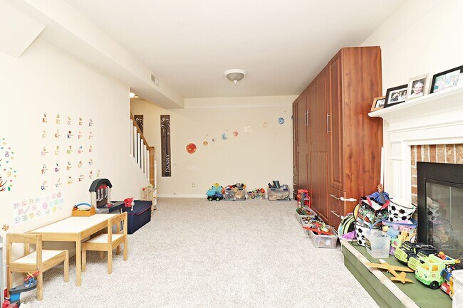 Building Photo - Beautiful Greenbrier Heights Home With Fen...