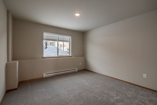 Building Photo - Large 2 Bedroom 2 Bath Apartment with Many...