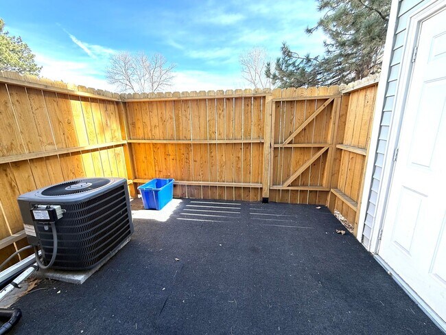 Building Photo - Updated 2 bed/2.5 bath townhome in Bear Creek