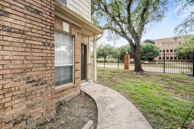 Building Photo - 2626 Holly Hall St