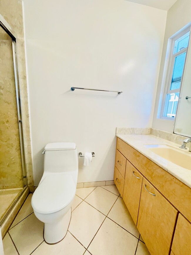 Building Photo - Beautifully Updated 3 Bed 2 Bath Condo W/ ...