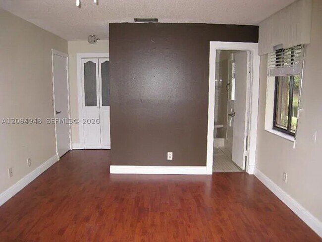 Building Photo - 447 Lakeview Dr