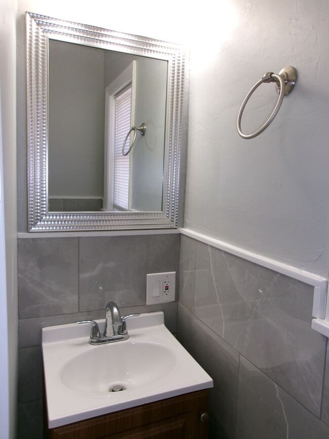 Building Photo - Newly Remodeled 2 Bedroom 1 Bath Home in S...