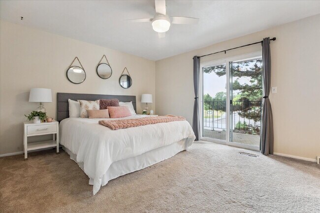 Building Photo - Pet-friendly 2 bed/2.5 bath Lakewood townhome - Available Now!