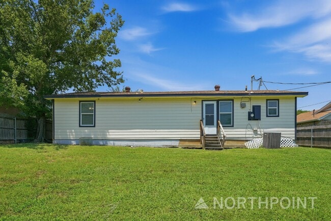 Building Photo - 3 BR/2BA | Updated Single Family Home | 2-Car Garage Parking | Fenced backyard!
