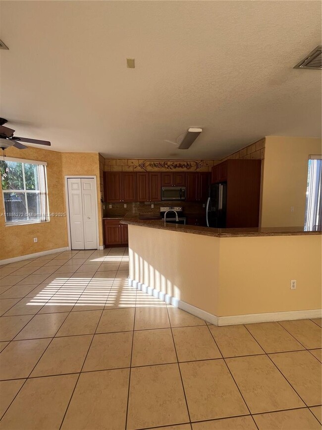 Building Photo - 9140 SW 153rd Ave