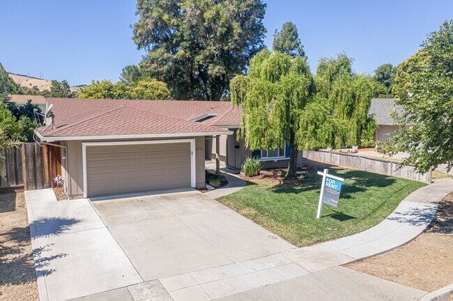 Building Photo - AVAILABLE NOW - 3Bed/2Bath Home for rent i...